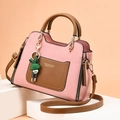 Bolso de mano bicolor rosa y marrón en piel sintética con un lindo colgante de conejo - Rosa