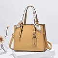 Gelbe Leder-Shopper-Tasche mit Seidenschal-Accessoire und abnehmbarem Gurt - Gelb