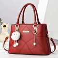 Große rote gesteppte Handtasche aus Leder mit goldenen Beschlägen und Plüsch-Schlüsselanhänger - 31x13x21cm / Rot