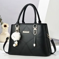 Große gesteppte Handtasche aus schwarzem Kunstleder mit Golddetails und weißem Fellanhänger - 31x13x21cm / Schwarz