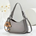 Elegante borsa hobo grigia motivo litchi con ciondolo a forma di orsetto marrone - Set di borse in due pezzi con ciondolo / Grigio