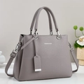 Elegante graue Handtasche mit Litschi-Struktur, runden Griffen und abnehmbarem Gurt - Grau