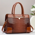Elegante bolso marrón con diseño de cocodrilo, hebilla dorada y correa ajustable - Amarillo Tierra