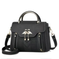 Bolso chic negro de cuero litchi con detalle de cisne dorado y asa circular - Negro