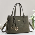 Gros plan du sac cabas en cuir grainé vert olive avec détails en métal doré - vert olive