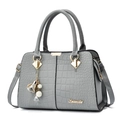 Elegante borsa a mano grigia da donna con stampa coccodrillo, logo oro e ciondolo perla - 28/12/20 / Grigio
