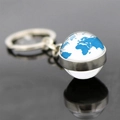 Porte-clés boule de verre mappemonde avec anneau en métal argenté et motif terre bleu blanc - Carte du Monde Bleu Clair (JY006262-5)