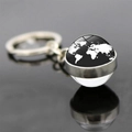 Porte-clés mappemonde argenté avec dôme en verre et motif de globe noir et blanc - Carte du Monde Noir Blanc (JY006262-7)