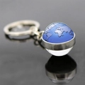 Porte-clés globe terrestre bleu avec base en métal argenté et pendentif carte du monde - Terre Bleue Minimaliste Moderne (JY006262-10)