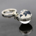 Porte-clés globe terrestre en argent avec pendentif boule en verre sur surface réfléchie - Gemme du Temps Terre (JY006262-14)