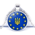 Silberne Halskette mit Ukraine-Dreizack und Sternen auf blauem Hintergrund - Dreizack und EU Sterne Stil (JY006291-12)