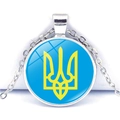 Silberne Halskette mit rundem Glasanhänger und blau-gelbem Ukraine-Dreizack-Symbol - Gelber Dreizack auf Blauem Stil (JY006291-17)