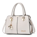 Elegante borsa da donna color crema con motivo coccodrillo, catena dorata e nappa di perle - 28/12/20 / Bianco Sporco