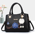 Schwarze PU-Leder Handtasche mit blauer Pfingstrosenstickerei und Anhänger für Frauen - Mittel / Schwarz