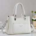 Detalle de bolso bandolera de cuero PU crema con cadena plateada y texto Fashion Queen - Talla única / Blanco