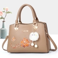 Khaki Handtasche mit Blumenstickerei, Schmetterlingsmuster und Plüschball-Anhänger - Mittel / Khaki
