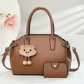 Borsa tote marrone a grana con pochette coordinata e ciondolo a forma di gatto peluche - 29x12x20cm / Giallo Terra