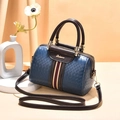 Klassische blaue Boston-Tasche aus geflochtenem Leder mit Streifen und braunen Griffen - Blau