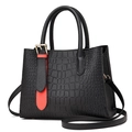 Borsa a mano nera motivo coccodrillo con finiture in pelle rossa e dettagli oro - Nero