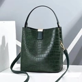 Detail van donkergroene krokodillen emmer tas met elegante gouden metalen sluiting - Groen