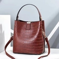 Bruine bucket bag met krokodillenprint, gouden sluiting en verstelbare schouderriem - Bruin