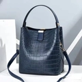 Donkerblauwe bucket bag met krokodillenreliëf en gouden hardware details - Blauw