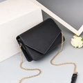 Sac à bandoulière en cuir noir avec surpiqûres blanches et chaîne dorée élégante - Noir