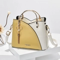 Schicke Handtasche in Gelb und Creme mit Goldgriff und Perlen-Quasten-Detail - Gelb und Weiß