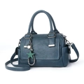 Dettaglio borsa Boston verde scuro con trama a grana e ciondolo a stella decorativo - Blu