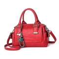 Dettaglio borsa Boston in pelle rossa martellata con ciondolo a stella e tracolla - Rosso