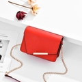 Rote Crossbody Tasche mit goldener Kette und goldfarbenem Romantic Paris Logo - Rot