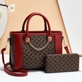 Set borsa tote e portafoglio marrone con rifiniture in pelle rossa e catena dorata - Rosso