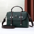 Bolso de mano verde oscuro en cuero granulado con logo de canguro y correa ajustable - Verde