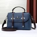 Detalle del bolso de cuero azul granulado con asas marrones y logo de canguro - Azul