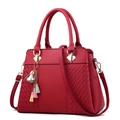 Sac à main chic rouge foncé en cuir croisé avec pompon coloré et bandoulière réglable - Rouge
