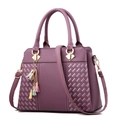 Sac à main violet texture litchi avec panneau tressé et pompons colorés élégants - Violet