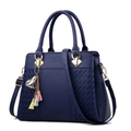 Sac à main bleu foncé en similicuir grainé avec texture tissée et pompon coloré - Bleu