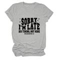 Gros plan du t-shirt gris clair à col rond avec texte noir SORRY I'M LATE et étoiles - Gris Clair (Police Noire)