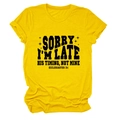 Vue détaillée d'un t-shirt jaune en coton avec slogan de verset biblique noir - Jaune (Police Noire)