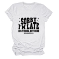 Détail d'un t-shirt blanc en coton à col rond avec le texte noir SORRY I'M LATE - Blanc (Police Noire)