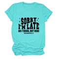 Détail d'un t-shirt bleu sarcelle avec texte noir 'Sorry I'm Late' et verset biblique - Bleu Eau Profonde (Police Noire)