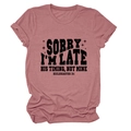 Vue détaillée du tissu en coton rouge rose doux et de la citation religieuse sur le t-shirt - Or Rose (Police Noire)
