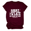 Détail d'un t-shirt en coton bordeaux avec texte blanc imprimé 'Sorry I am late' - Rouge Vin (Police Blanche)