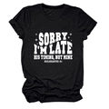 Détail d'un t-shirt noir en coton avec impression du texte Sorry I'm Late en blanc - Noir (Police Blanche)
