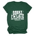 Détail du t-shirt vert foncé avec citation religieuse blanche et motif d'étoiles - Vert Vintage (Police Blanche)