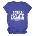 Détail du texte blanc imprimé sur un t-shirt bleu-violet à col rond et texture douce - Bleu Vintage (Police Blanche)