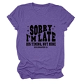Détail d'un t-shirt à manches courtes violet chiné avec motif et texte Sorry I'm Late - Violet (Police Noire)
