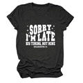 T-shirt gris foncé col rond avec texte blanc SORRY I'M LATE et verset Ecclésiaste 3:1 - Gris Chiné (Police Blanche)