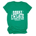 Détail du t-shirt vert à col rond avec impression de texte blanc SORRY I'M LATE - Vert Foncé (Police Blanche)