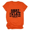 Gros plan d'un t-shirt orange avec impression typographique noire et motif étoile - Orange (Police Noire)